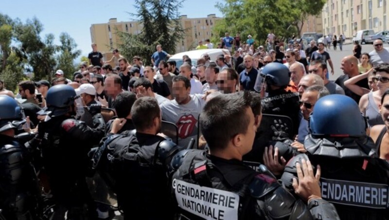 In Korsika kam es nach einer Attacke auf Touristen zu Ausschreitungen. (Bild: APA/AFP/PASCAL POCHARD-CASABIANCA)