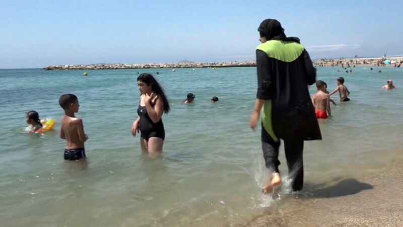 Eine Burkini-Trägerin am Strand von Marseille (Bild: AP)