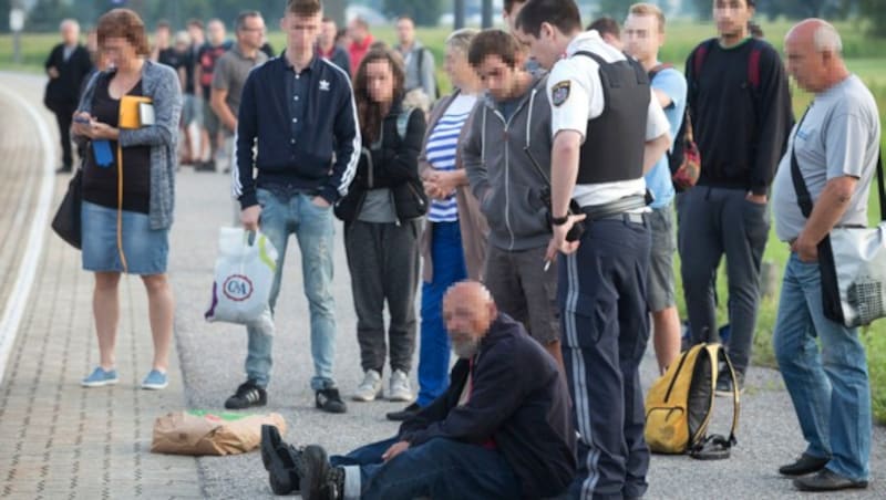 Der offenbar geistig verwirrte Mann sitzt nach der Tat auf dem Bahnsteig. (Bild: Dietmar Mathis)