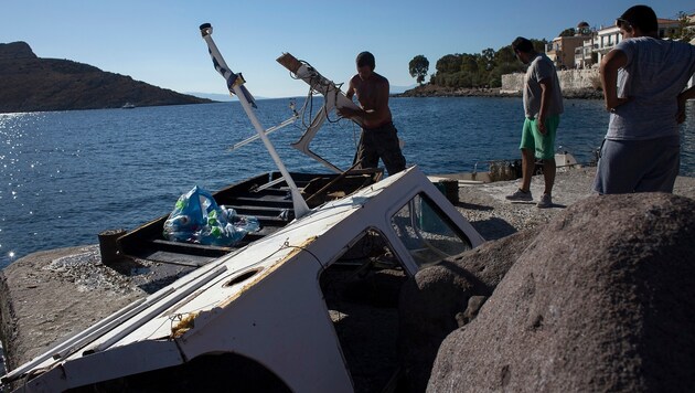 Die Überreste des komplett zerstörten Ausflugsschiffes (Bild: Associated Press)
