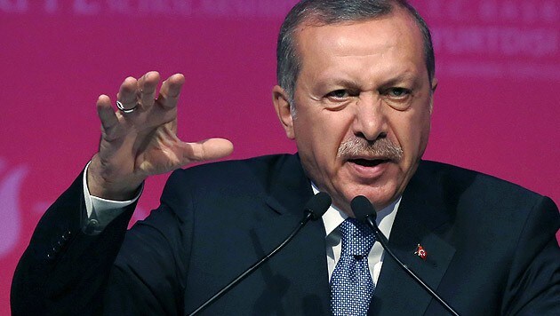Der türkische Staatschef Erdogan führt ein strenges Regiment gegen die kurdische Minderheit. (Bild: AP)