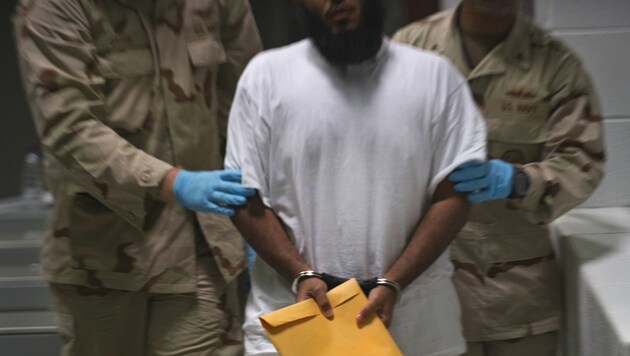 Ein Gefangener in Guantanamo (Bild: APA/AFP/PAUL J. RICHARDS)