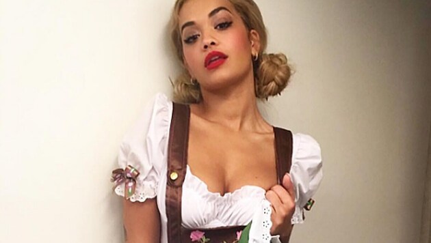 Na, was trägt Rita Ora wohl unterm Dirndl? (Bild: instagram.com/ritaora)