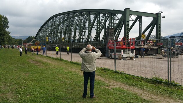 Samstag gegen 10.45 Uhr krachte die Eisenbahnbrücke zu Boden. (Bild: Werner Pöchinger)
