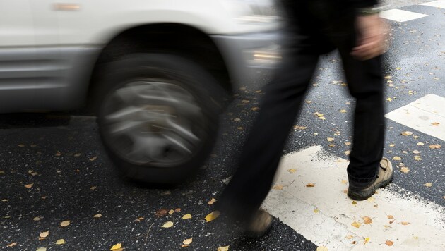 A 27-year-old woman was hit at a crosswalk (symbolic image). (Bild: thinkstockphotos.de)