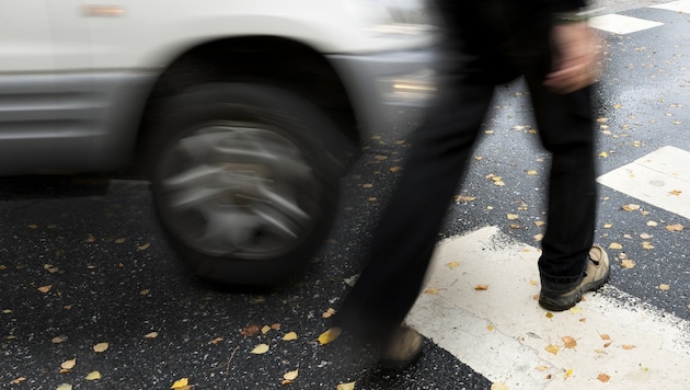 Eine Fußgängerin wurde am Schutzweg erfasst (Symbolbild). (Bild: thinkstockphotos.de)