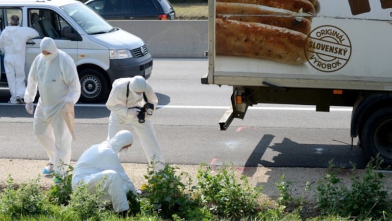 Ermittler der Spurensicherung beim Todes-Lkw (Bild: APA/ROLAND SCHLAGER)