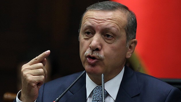 Der türkische Präsident Recep Tayyip Erdogan greift weiter hart durch. (Bild: AP)