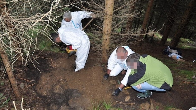 Tatortermittler bei der Bergung des Leichnams (Bild: LPD Kärnten)