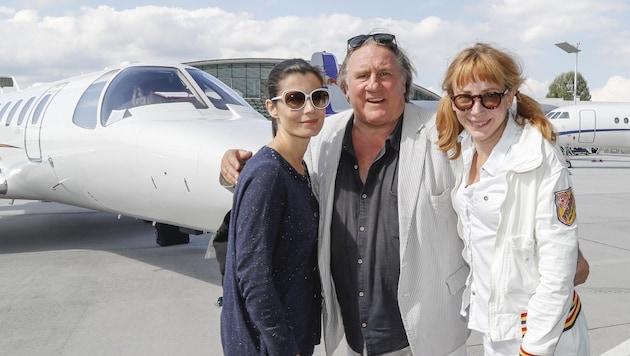 Zum 75er von Muti kam Depardieu samt Tochter Julie (re.) & Mutis Tochter Chiara im Privatjet. (Bild: MARKUS TSCHEPP)