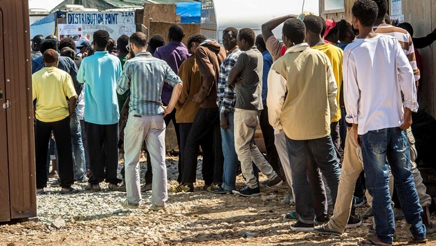 Flüchtlinge im Lager von Calais (Bild: AFP)