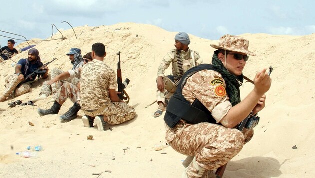 Libysche Truppen warten auf die nächsten Luftangriffe auf Sirte. (Bild: APA/AFP/STRINGER)