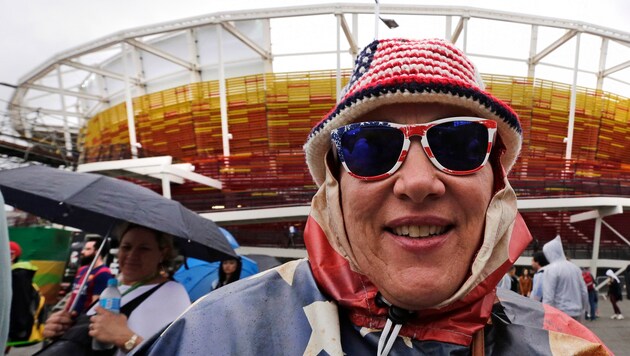 Viele Fans müssen in Rio vor den Stadien warten, nicht alle nehmen es mit so viel Humor. (Bild: AP)