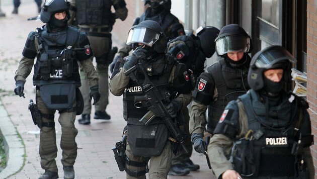Die deutsche Polizei bei einer Razzia gegen Islamisten (Bild: APA/dpa/Chris Gossmann)