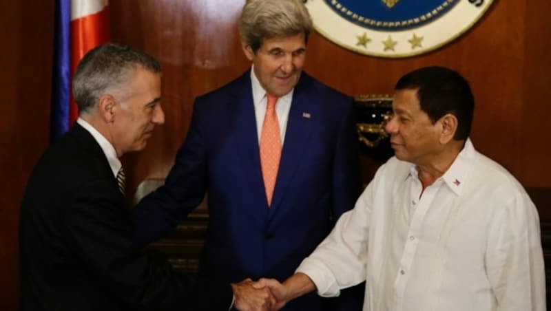 US-Botschafter Philip S. Goldberg, US-Außenminister John Kerry und Rodrigo Duterte (rechts) (Bild: APA/AFP/POOL/AARON FAVILA)