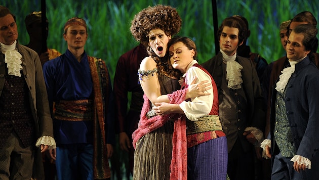 Vesselina Kasarova (rechts) während einer Probe der Oper "Alcina" in der Wiener Staatsoper (Bild: APA/ROLAND SCHLAGER)