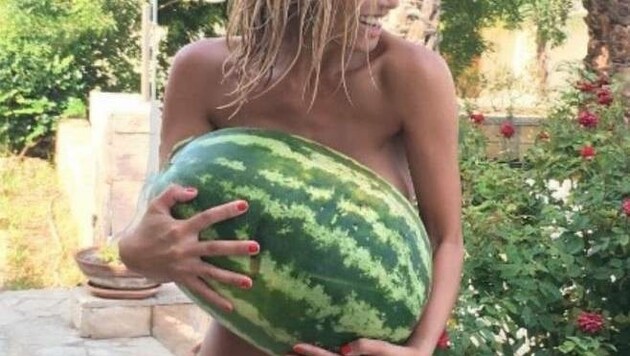 Myleene Klass trägt eine Wassermelone (Bild: instagram.com/MyleeneKlass)