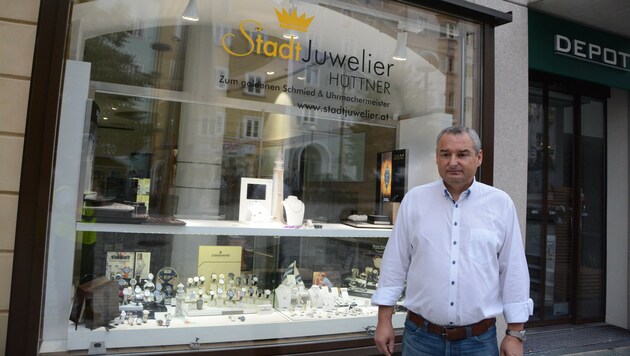 Juwelier Heinrich Hüttner ist entsetzt: "Die Einbrecher haben uns die schönsten Sachen entwendet!" (Bild: ZOOM.TIROL)