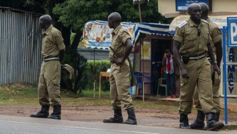 Die Polizei in Kenia bei den Ermittlungen (Bild: APA/AFP/Isaac Kasamani (Symbolbild))