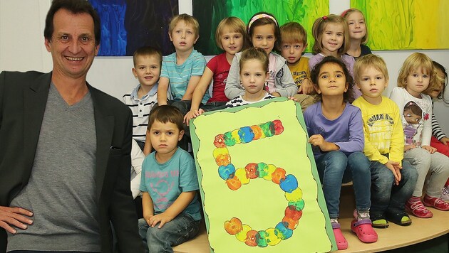 Christian Oxonitsch mit Kindergartenkindern (Bild: Peter Tomschi)