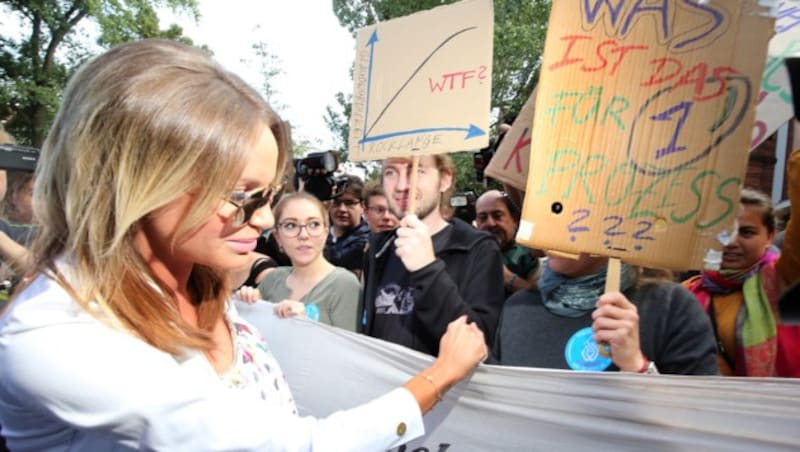 Vor dem Gebäude demonstrieren Menschen für Gina-Lisa Lohfink (Bild: APA/dpa/Wolfgang Kumm)