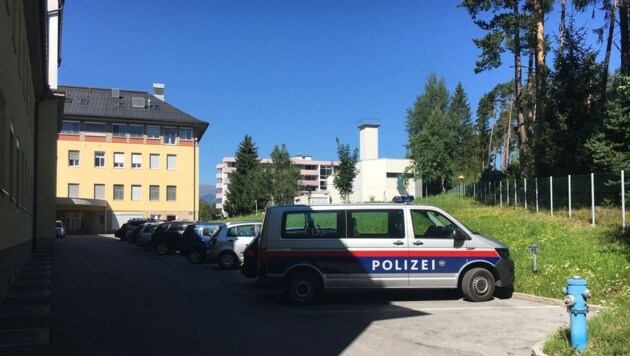 Die Polizeibeamten stellen das Auto auf einem kleinen Parkplatz auf der Hinterseite des Spitals ab. (Bild: Jasmin Steiner)