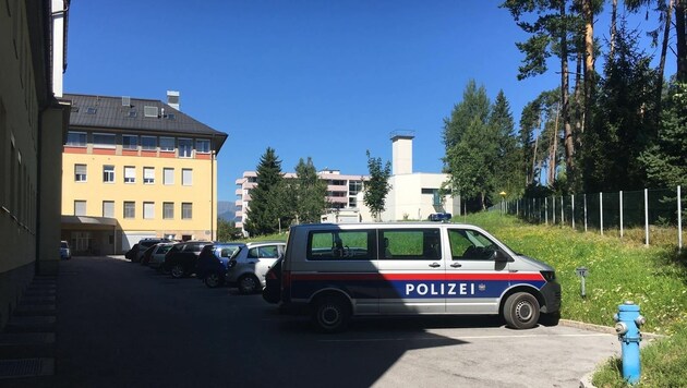 Die Polizeibeamten stellen das Auto auf einem kleinen Parkplatz auf der Hinterseite des Spitals ab. (Bild: Jasmin Steiner)