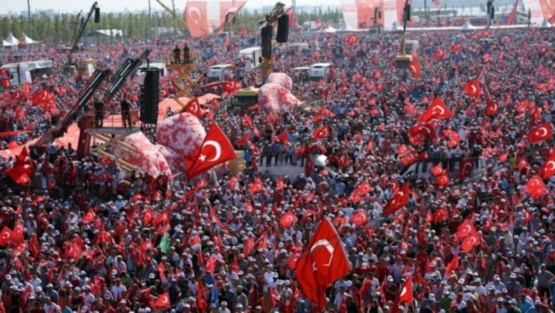 Hunderttausende Erdogan-Anhänger bei der Anti-Putsch-Demo in der Türkei (Bild: APA/AFP/BULENT KILIC)