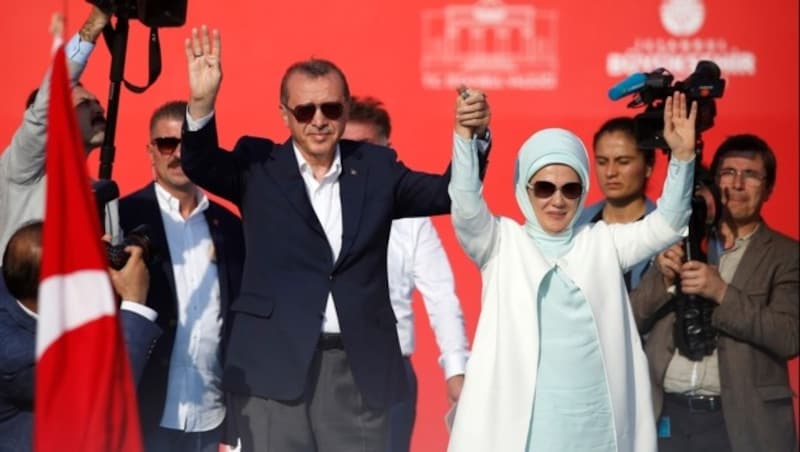 Erdogan mit seiner Frau Emine (Bild: AP)