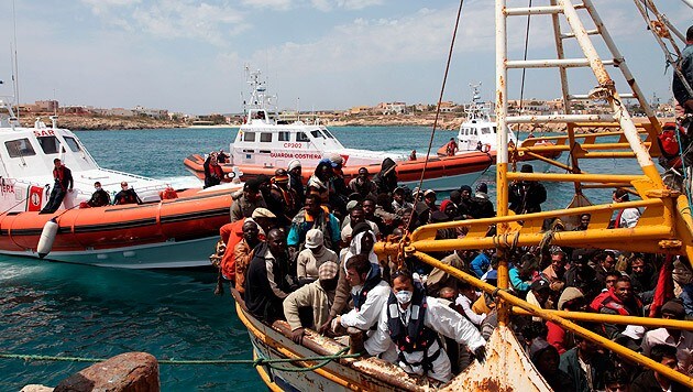Ein Flüchtlingsboot vor der italienischen Küste (Bild: AP)