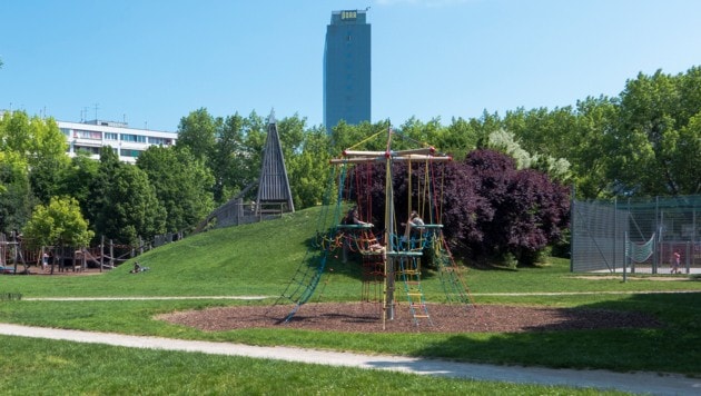 Der Kinderspielplatz im Alfred-Böhm-Park (Bild: commons.wikimedia.org/Gugerell)