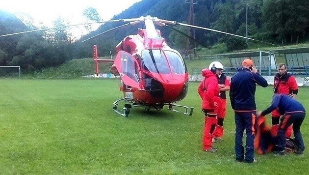 Die Flugrettung konnte den Schweizer wegen des Nebels nicht finden, die Bergretter halfen. (Bild: FF Muhr)