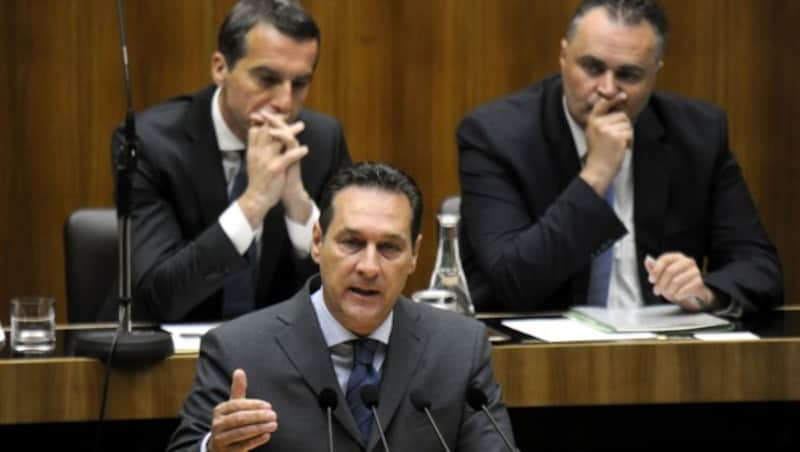 Christian Kern, Hans Peter Doskozil und Heinz-Christian Strache während einer Nationalratssitzung (Bild: APA/HERBERT PFARRHOFER)