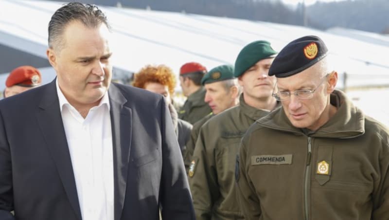 Hans Peter Doskozil und Generalstabschef Othmar Commenda diskutieren das Grenzmanagement. (Bild: APA/ERWIN SCHERIAU)