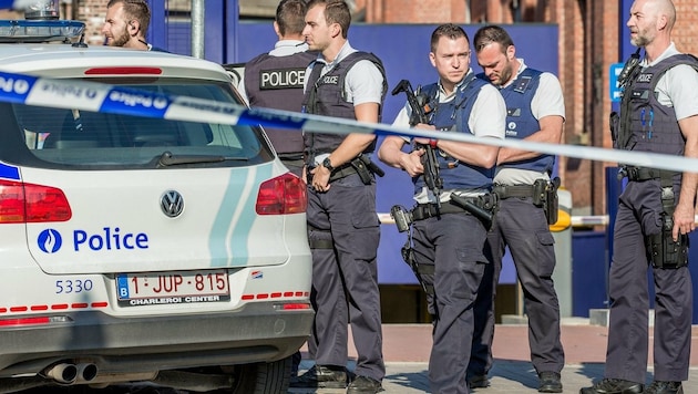 Polizisten sichern den Tatort in Charleroi. (Bild: EPA)