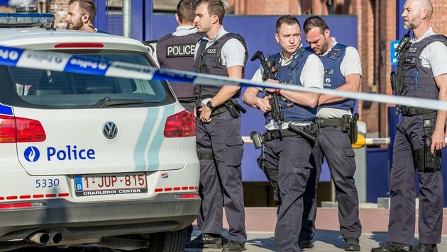 Polizisten sichern den Tatort in Charleroi. (Bild: EPA)