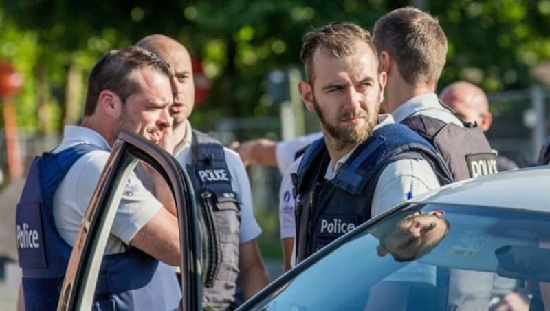 Polizisten am Tatort in Charleroi (Bild: EPA)