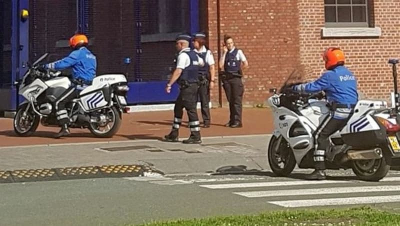 In der belgischen Stadt Charleroi wurden Polizistinnen mit einer Machete attackiert. (Bild: AFP)