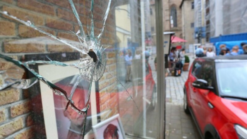 Ein durch die Explosion zerstörter Schaukasten in Ansbach (Bild: APA/dpa/Karl-Josef Hildenbrand)