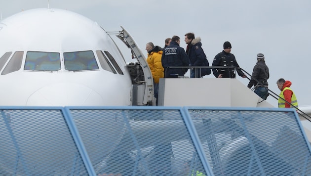 Abschiebung aus Deutschland: Flüchtlinge werden von Polizisten in ein Flugzeug eskortiert. (Bild: APA/EPA/PATRICK SEEGER)