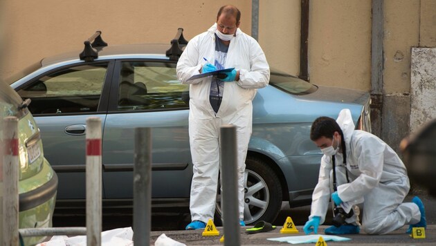 Spurensicherung am Tatort in Marseille (Bild: APA/AFP/BERTRAND LANGLOIS)