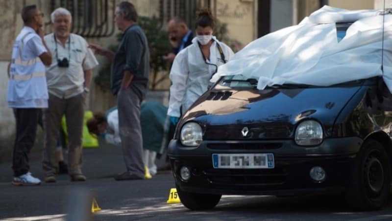 In diesem Auto saßen die beiden hingerichteten Männer. (Bild: APA/AFP/BERTRAND LANGLOIS)