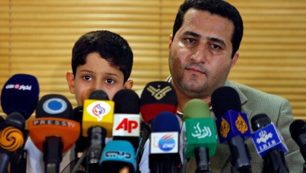Amiri bei einem Medienauftritt im Jahr 2010 mit seinem Sohn (Bild: Associated Press)