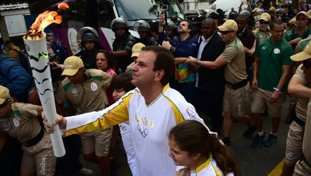 Bürgermeister Paes mit der olympischen Fackel (Bild: AFP or licensors)