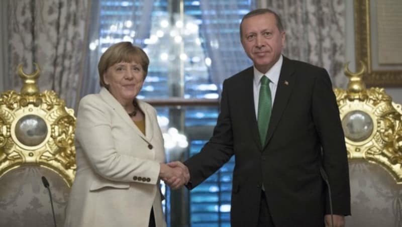 Deutschlands Kanzlerin Angela Merkel mit dem türkischen Präsidenten Recep Tayyip Erdogan (Bild: APA/AFP/TOLGA BOZOGLU)