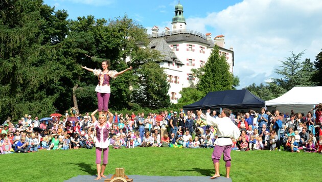 Atemberaubende akrobatische Leistungen gibt es beim beliebten Schlossfest Ambras zu sehen. (Bild: Andreas Fischer)