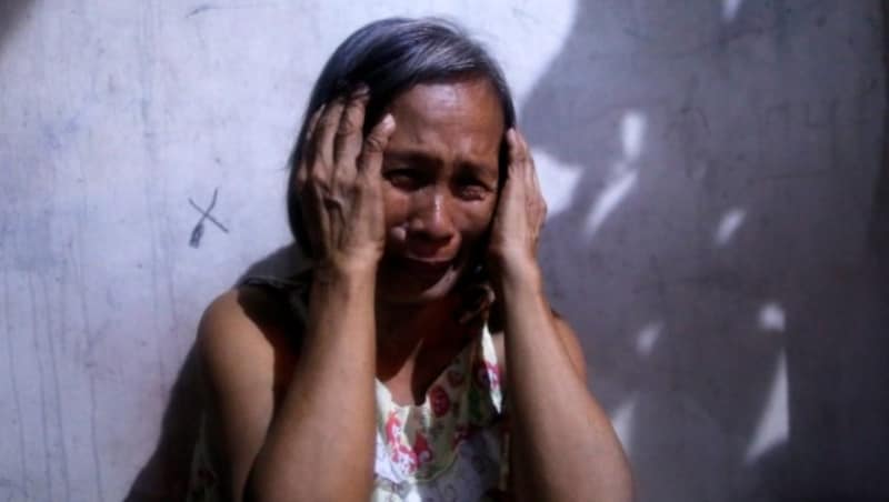 Die Mutter eines 14-Jährigen, der Ende Juli in Davao von Unbekannten erschossen wurde (Bild: EPA)