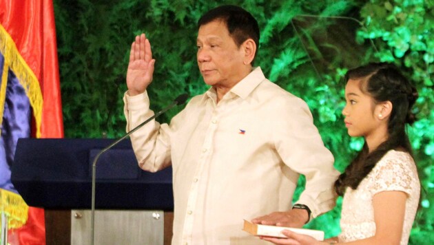 Duterte bei seiner Vereidigung als Präsident (Bild: AP)