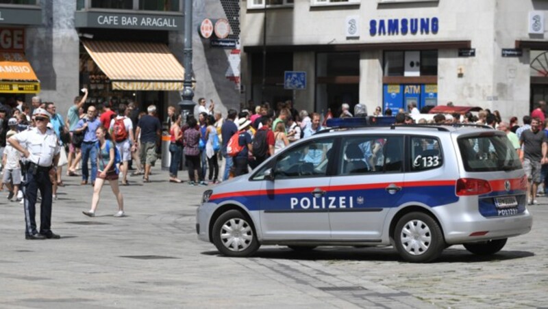 Auch der Stephansplatz wurde von der Polizei überwacht. (Bild: APA/ROLAND SCHLAGER)