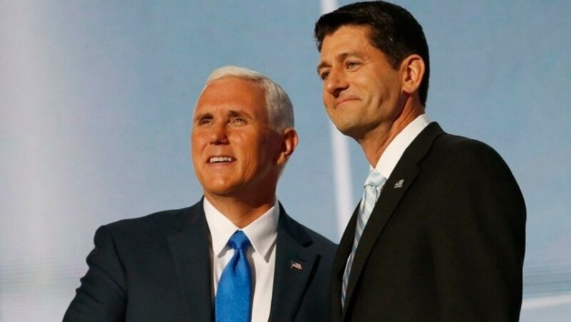 Vizepräsidentschaftskandidat Mike Pence (li.) stellt sich hinter Trump-Kritiker Paul Ryan. (Bild: EPA)